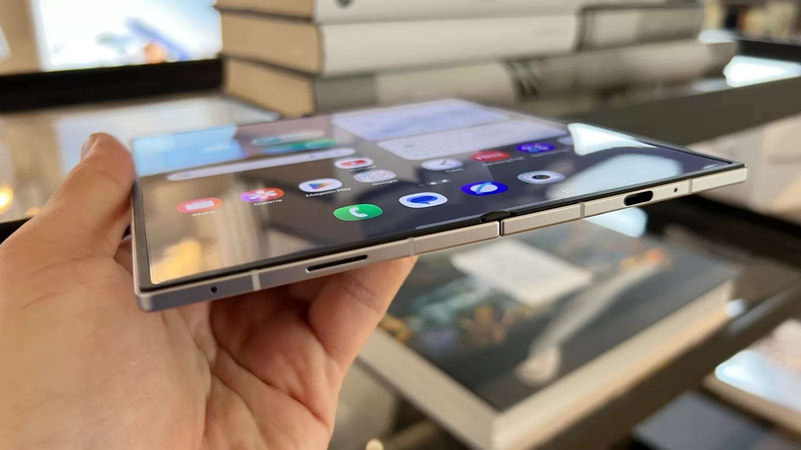 Fără cută pe pliabilele Galaxy Z Fold7 și Z Flip7! Samsung pare că se pregătește să livreze panouri pentru mult-așteptatul iPhone pliabil