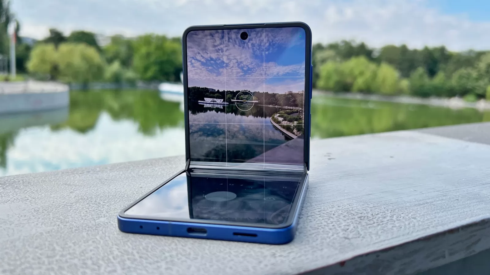 Samsung Galaxy Z Flip7: Cameră duală mai capabilă, numai bună pentru explorare urbană și selfie-uri super detaliate