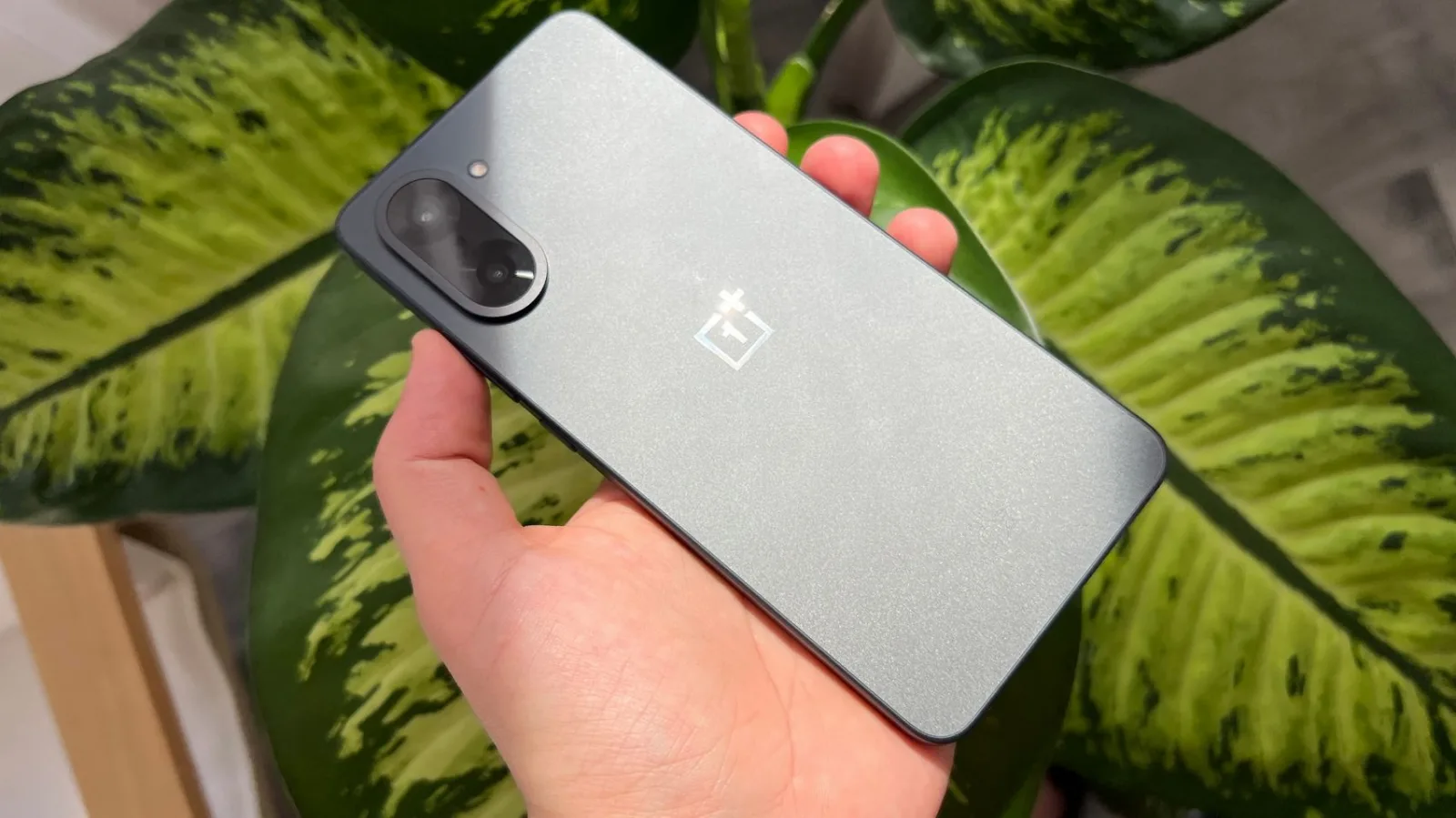 OnePlus Nord CE5: Design minimalist cu finisaj mat de jur-împrejur, muchii înguste pentru ecran