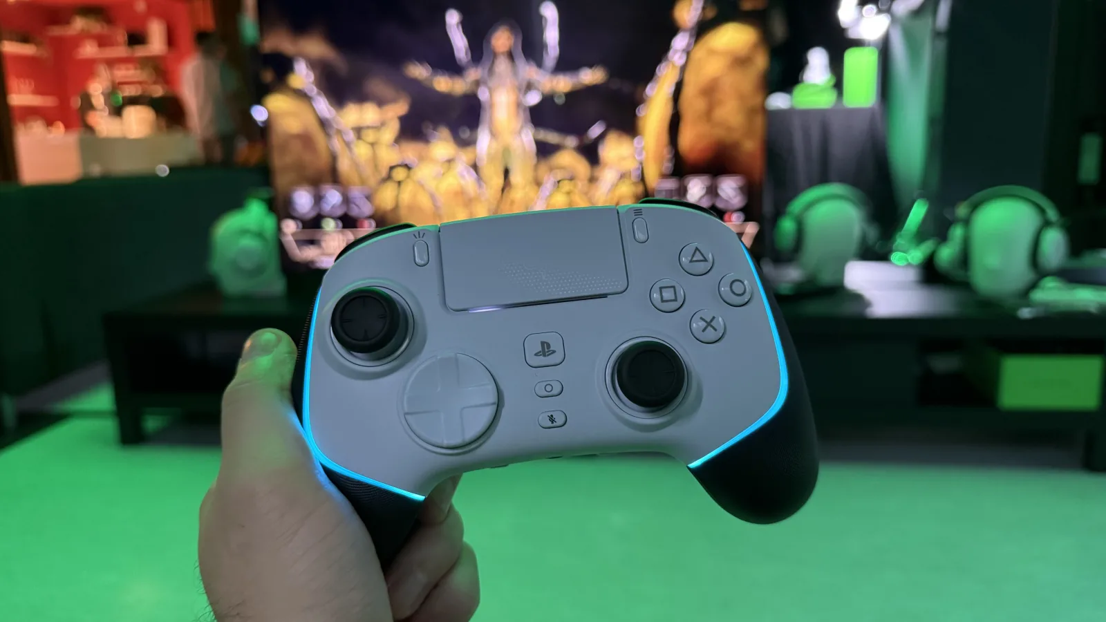 M-am jucat cu Razer Wolverine V2 Pro, controller de PS5 şi PC pentru pasionaţii de shootere