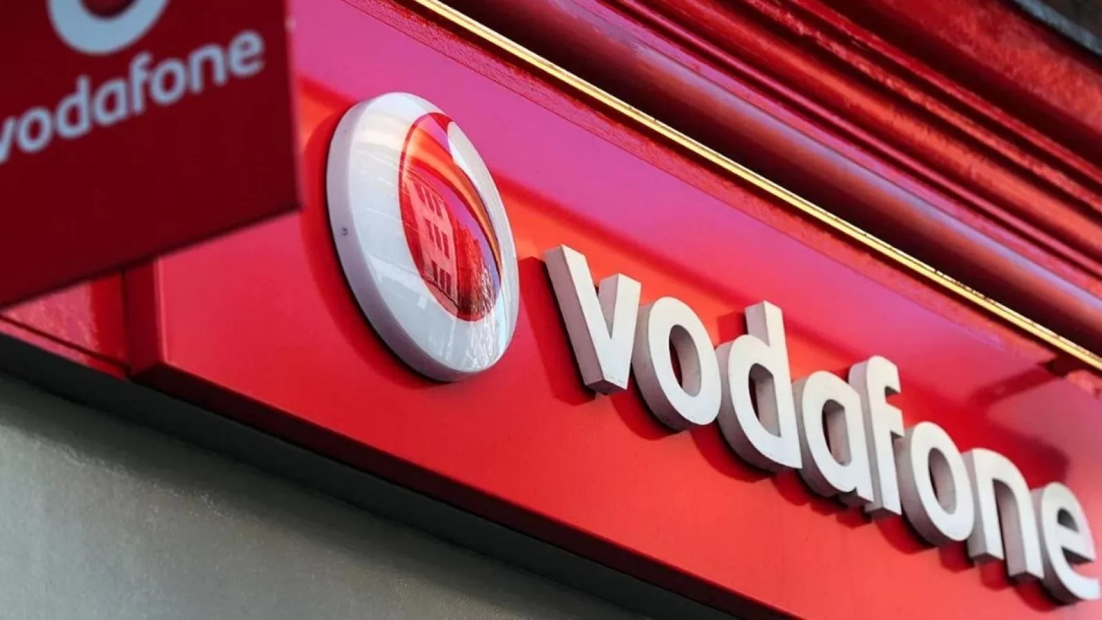 Vodafone România anunță al doilea val de scumpiri din 2025: Abonamentele de telefonie se scumpesc cu 1.3 euro