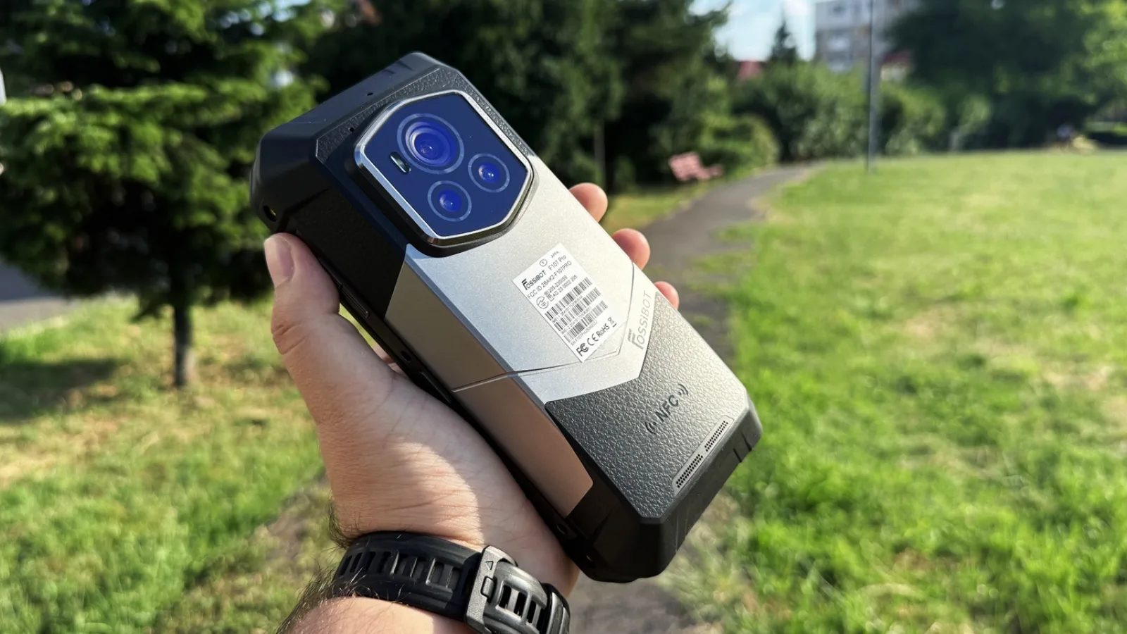 Prezentare FOSSiBOT F107 Pro: Smartphone-ul robust care te va face să te simți ca un „spion pe timp de noapte”, cu baterie MASIVĂ de 28.000 mAh și lanternă LED integrată