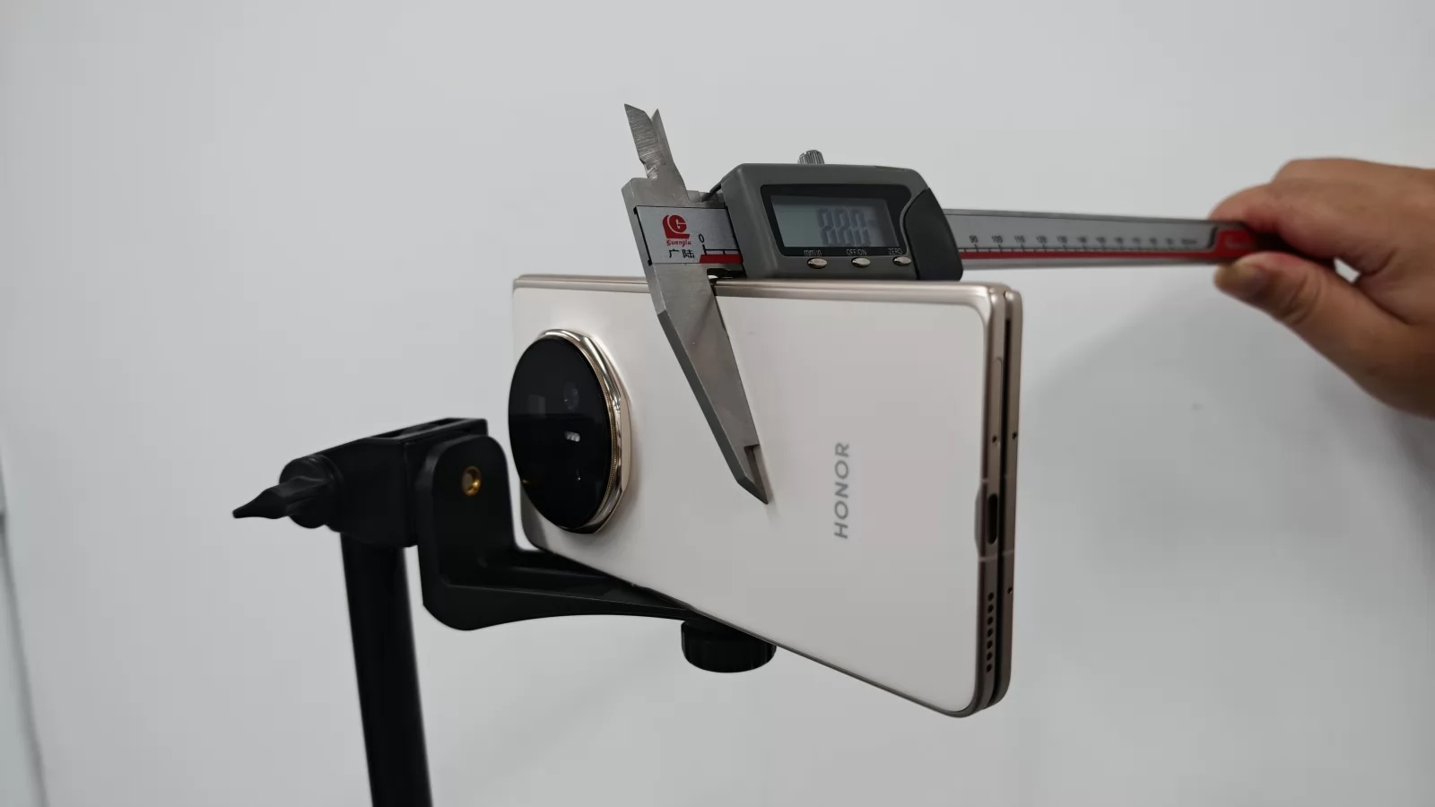 Honor revine cu dovezi prin care arată că Magic V5 este într-adevăr mai subțire decât Samsung Galaxy Z Fold7, dar există un dar