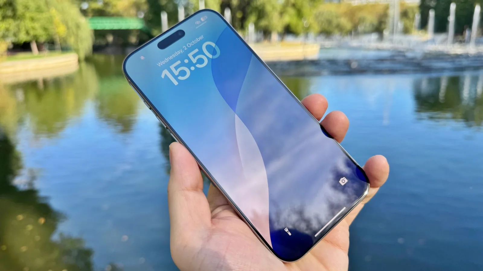 Apple presează Samsung și LG să accepte marje mai mici; Tarifele SUA împing compania spre decizii dure în lanțul de aprovizionare