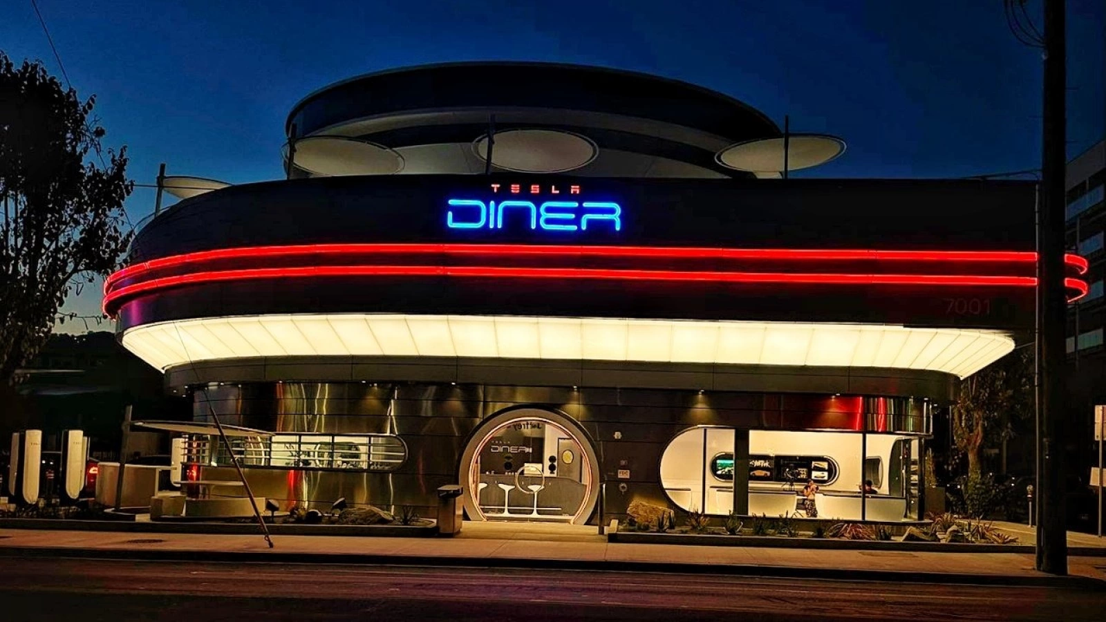 Tesla deschide în sfârșit Diner & Drive-In Supercharger promis în 2018; locul arată spectaculos