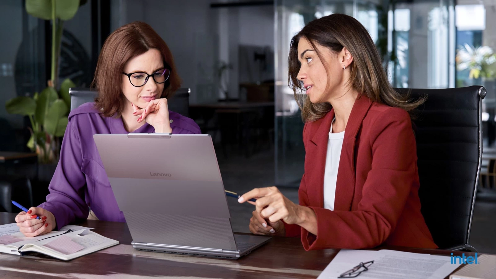 ThinkPad X1 Carbon Aura și ThinkBook Plus Gen 6 vin în România; Lenovo mizează totul pe AI și ecrane neobișnuite