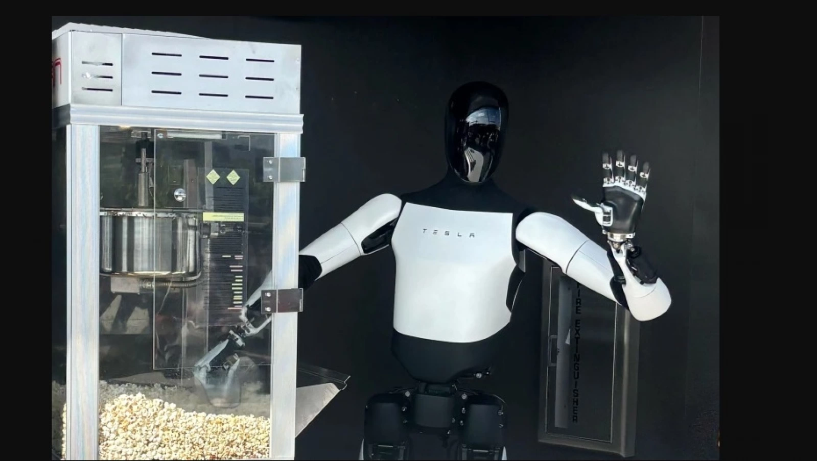 Restaurantul retro-futurist Tesla Dinner din Los Angeles își întâmpină clienții cu roboți care servesc popcorn, este deschis 24/7