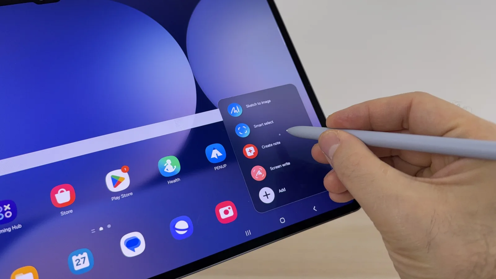 Tableta Samsung Galaxy Tab S11 Ultra apare într-o fotografie reală și are decupaj picătură pentru camera selfie