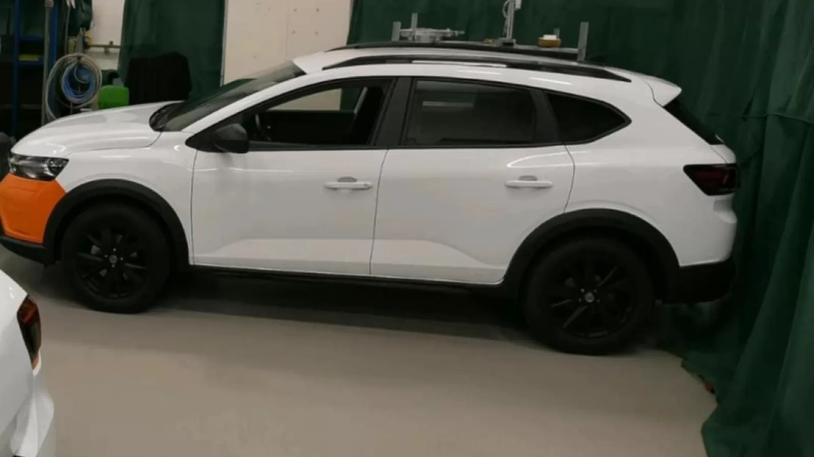 Dacia C-Neo surprinde în prima imagine fără camuflaj; Design inspirat de Sandero, dar cu aer de Skoda Scala
