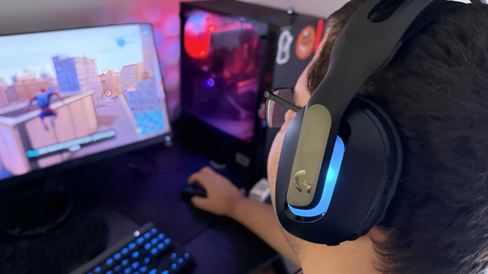Am testat Logitech G522 LIGHTSPEED: Căști wireless de gaming cu microfon broadcast și RGB dinamic, perfecte pentru sesiunile lungi de gaming