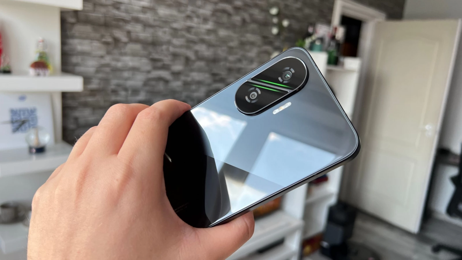 POCO F7: Camera foto pentru gameri, care oferă echilibru, closeup și bokeh de calitate