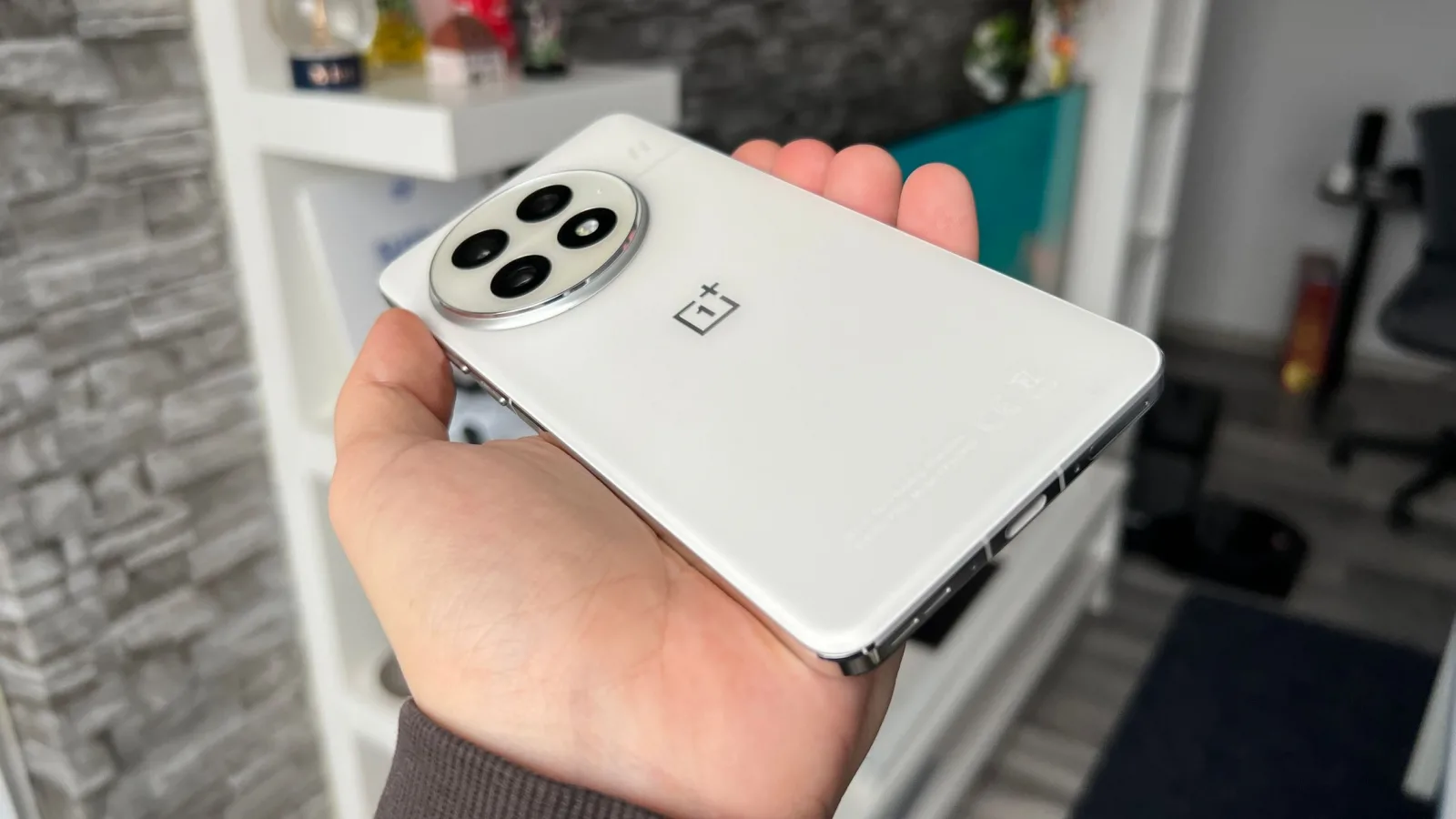Surse din China indică un OnePlus 15 cu tehnologie silicon-carbon și baterie de 7.000 mAh; Design subțire și procesor Snapdragon 8 Gen 2