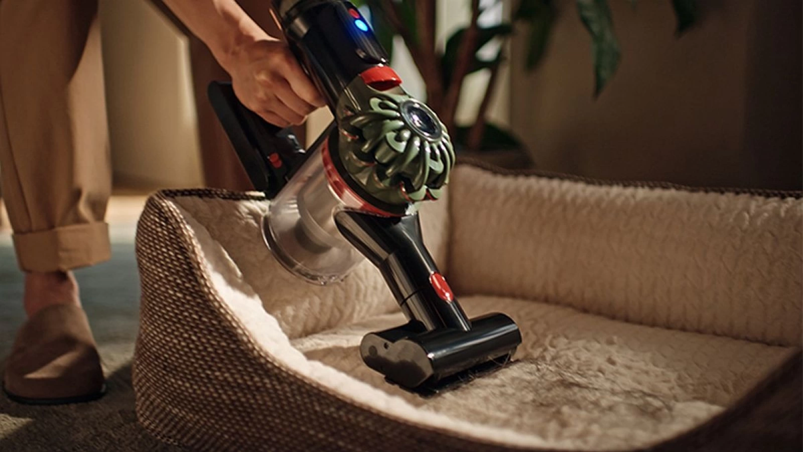 Dyson lansează un aspirator fără fir, puternic: V8 Cyclone, cu captură record de praf