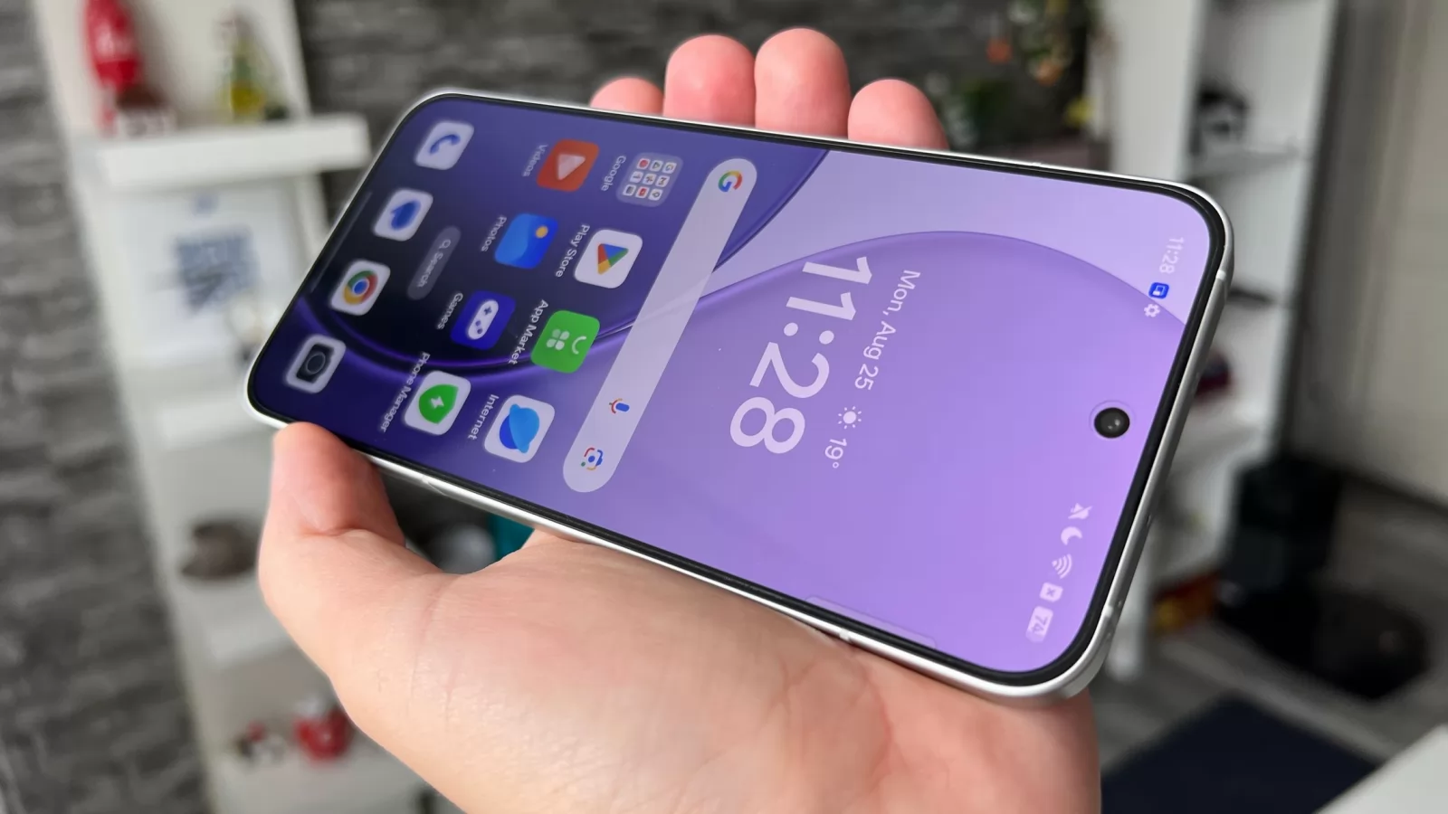 OPPO Reno14 5G: Display cum vrea toată lumea, mare, cu muchii înguste și plat, 120Hz