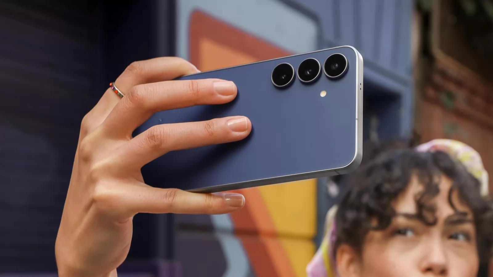 IFA 2025: Samsung prezintă Galaxy S25 FE! Noul model high-midrange are display AMOLED luminos, setup foto promițător, procesor Exynos 2400 sub capotă