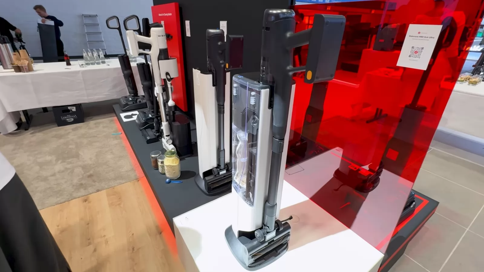 IFA 2025: Roborock H60 Hub Ultra în acțiune! Noul aspirator vertical are funcție de autocurățare și purifică aerul (Video)