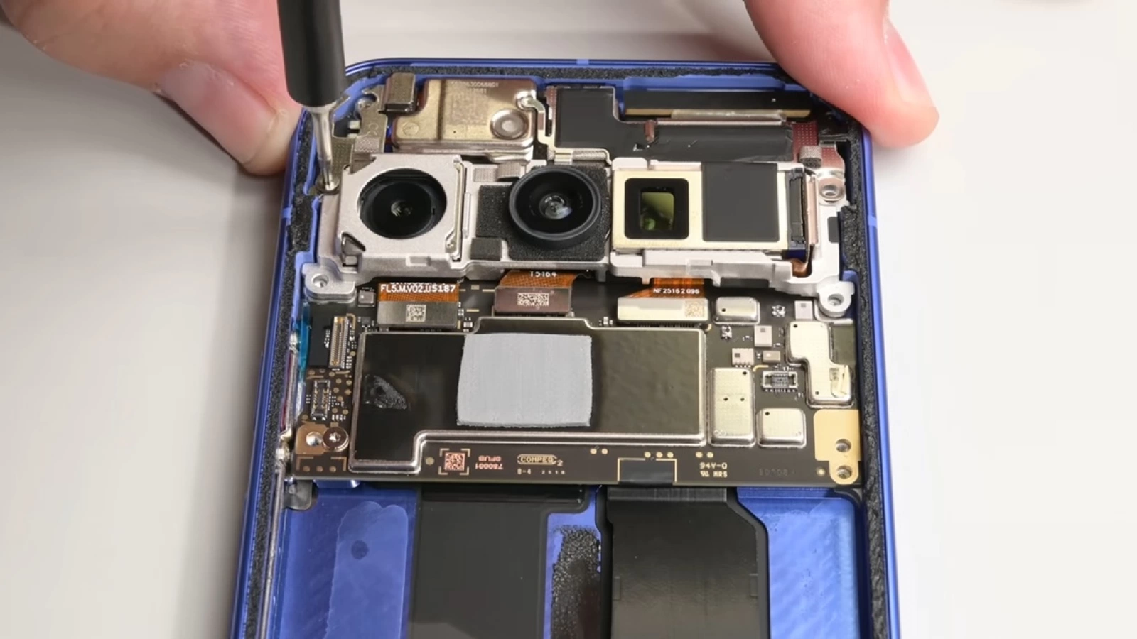 Google Pixel 10 primește 6/10 la capitolul reparabilitate; iFixit a disecat smartphone-ul (Video)