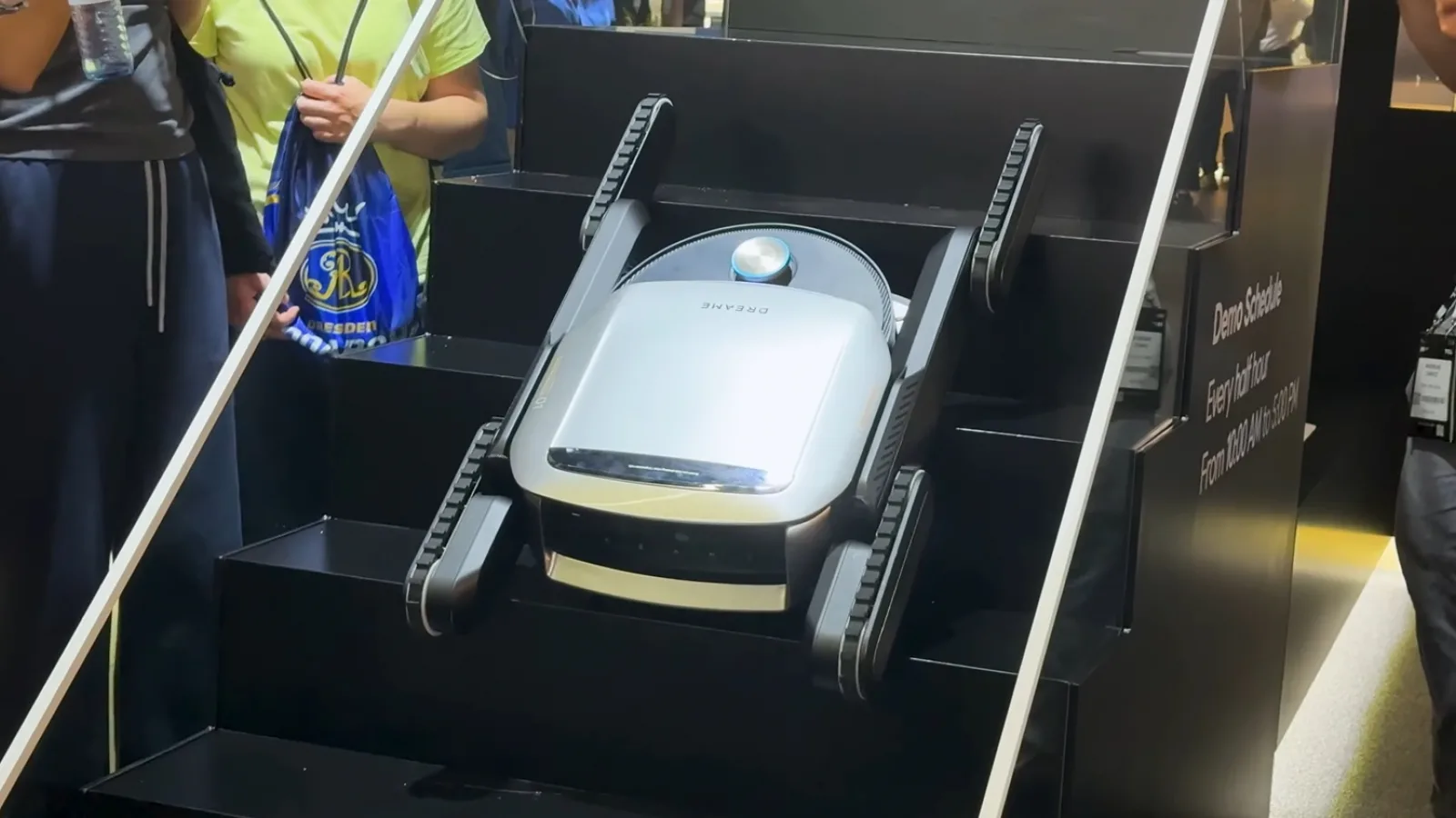 IFA 2025: Dreame Cyber X e primul aspirator robot din lume capabil să urce scări! Iată-l în acțiune (Video)