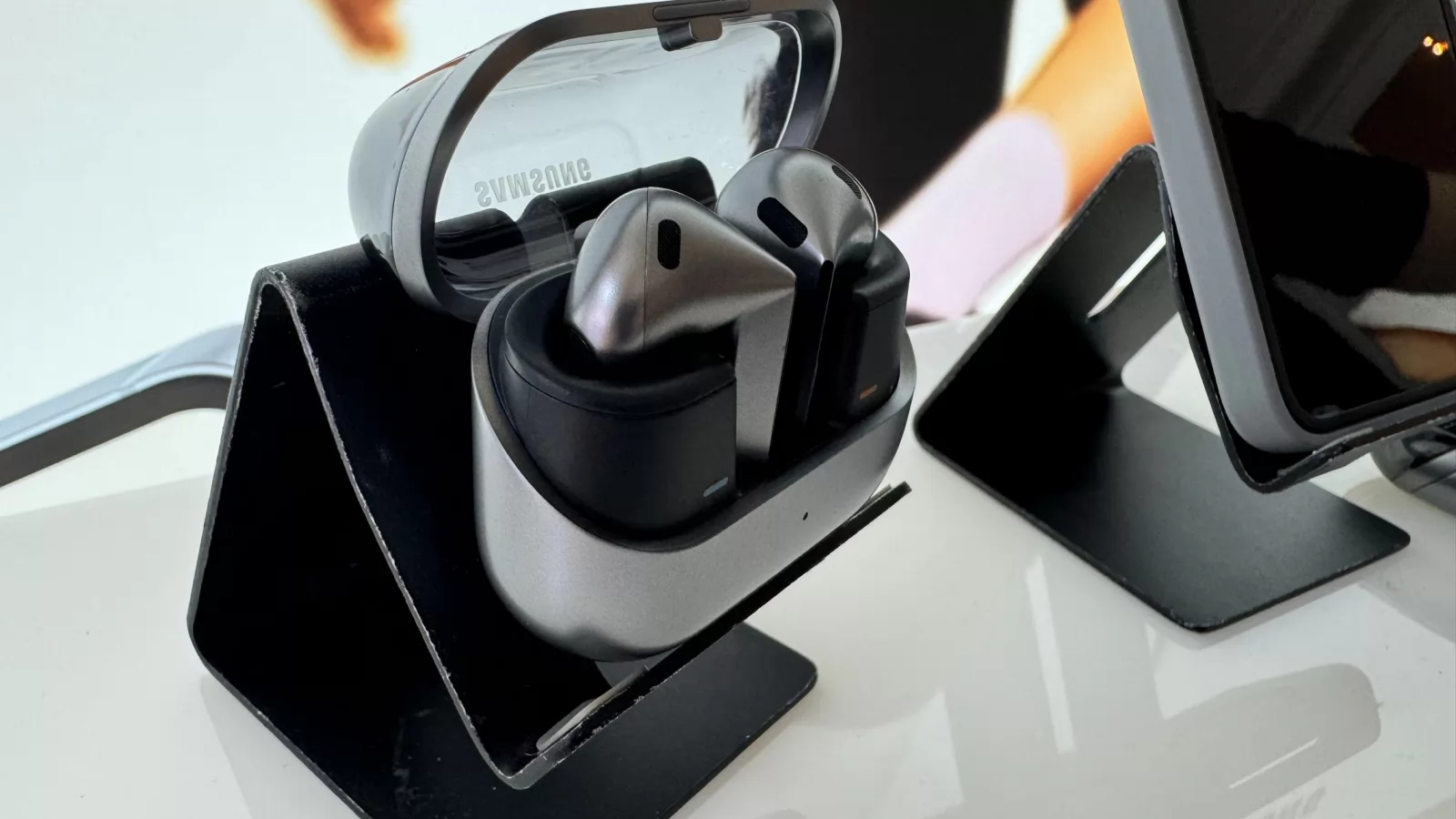 Căștile Galaxy Buds 4 Pro apar online; Ce pregăteşte Samsung pentru 2026?