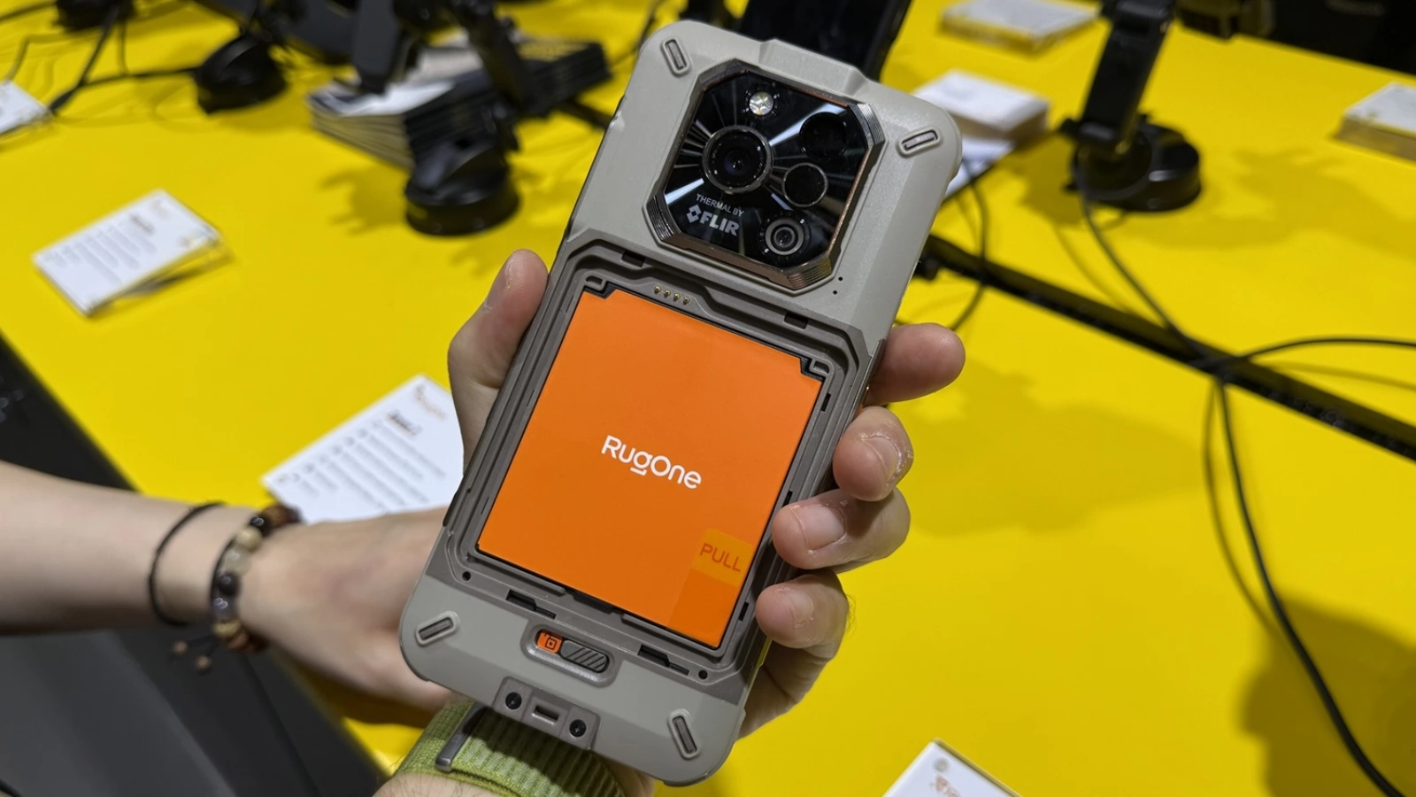 IFA 2025: Video hands-on RugOne Xever 7 Pro, smartphone robust cu baterie ușor de înlocuit și senzor termic FLIR