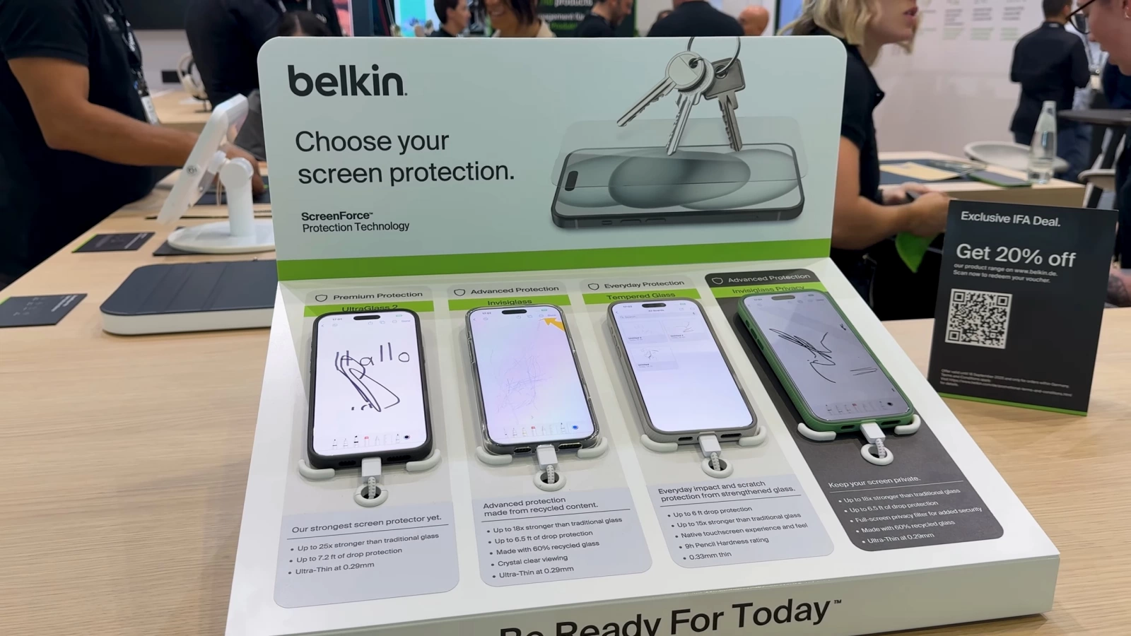 IFA 2025: Turul standului Belkin - huse Nintendo Switch 2, folie anti zgârieturi pentru tabletă (Video)