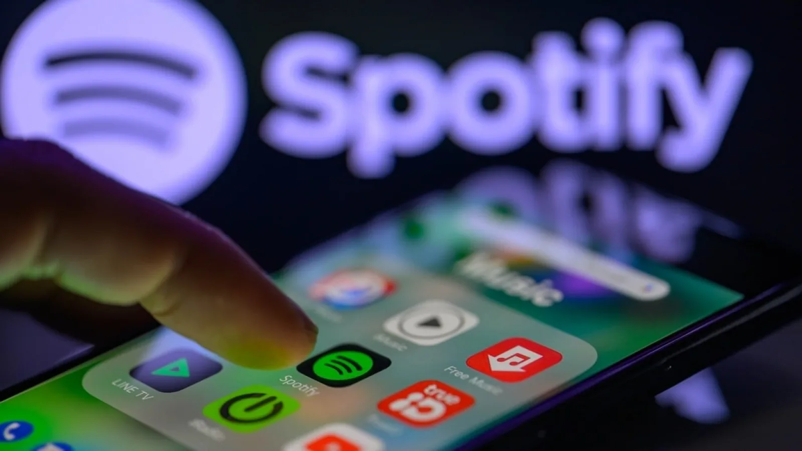 Nu mai ai nevoie de Premium ca să asculți ce vrei pe Spotify; Funcția „Shuffle” a fost înlăturată!