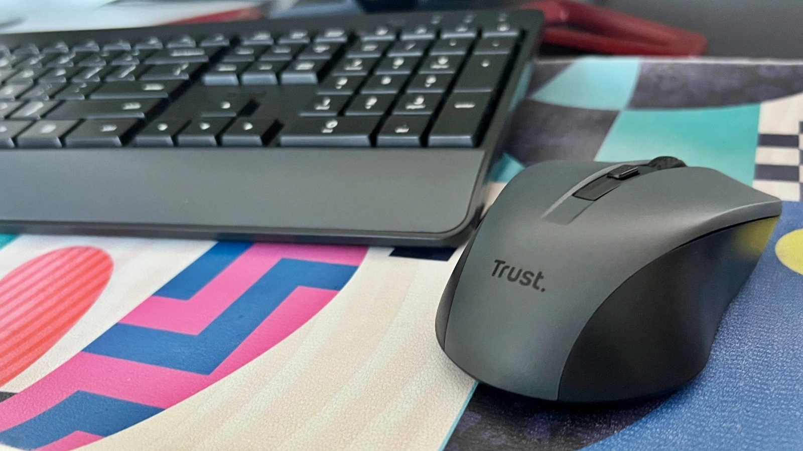 TRUST Trezo Comfort Review: Kit de buget cu mouse și tastatură wireless ideal pentru munca office "în liniște"