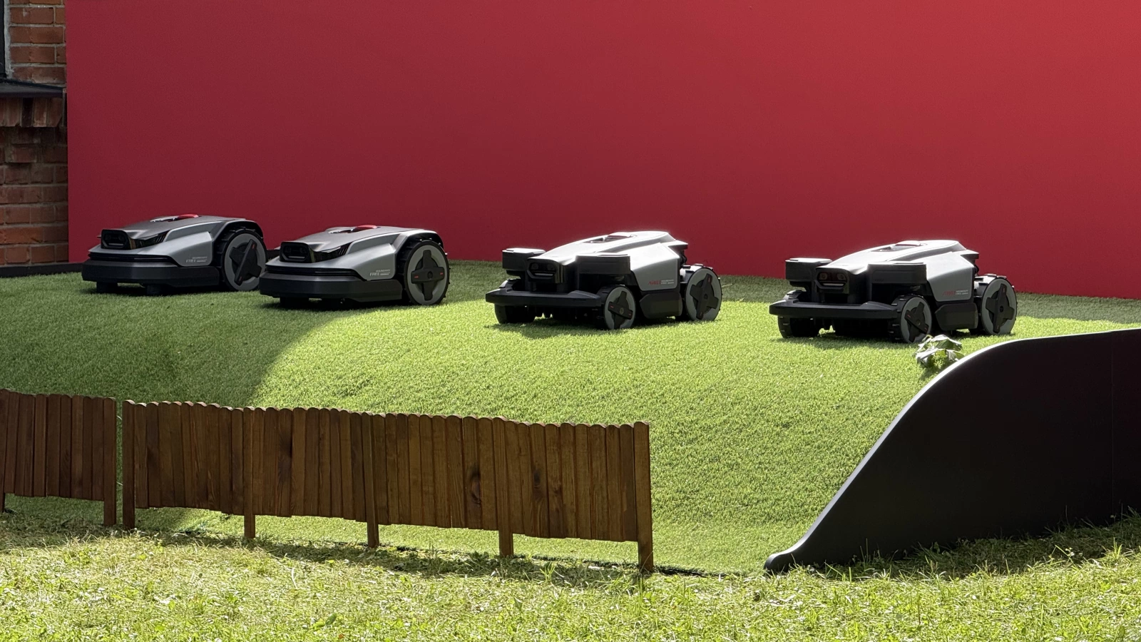 Roborock pune la treabă noii săi roboți de tuns iarba în cadrul unui eveniment în Germania; RockMow Z1, RockMow S1, RockNeo Q1