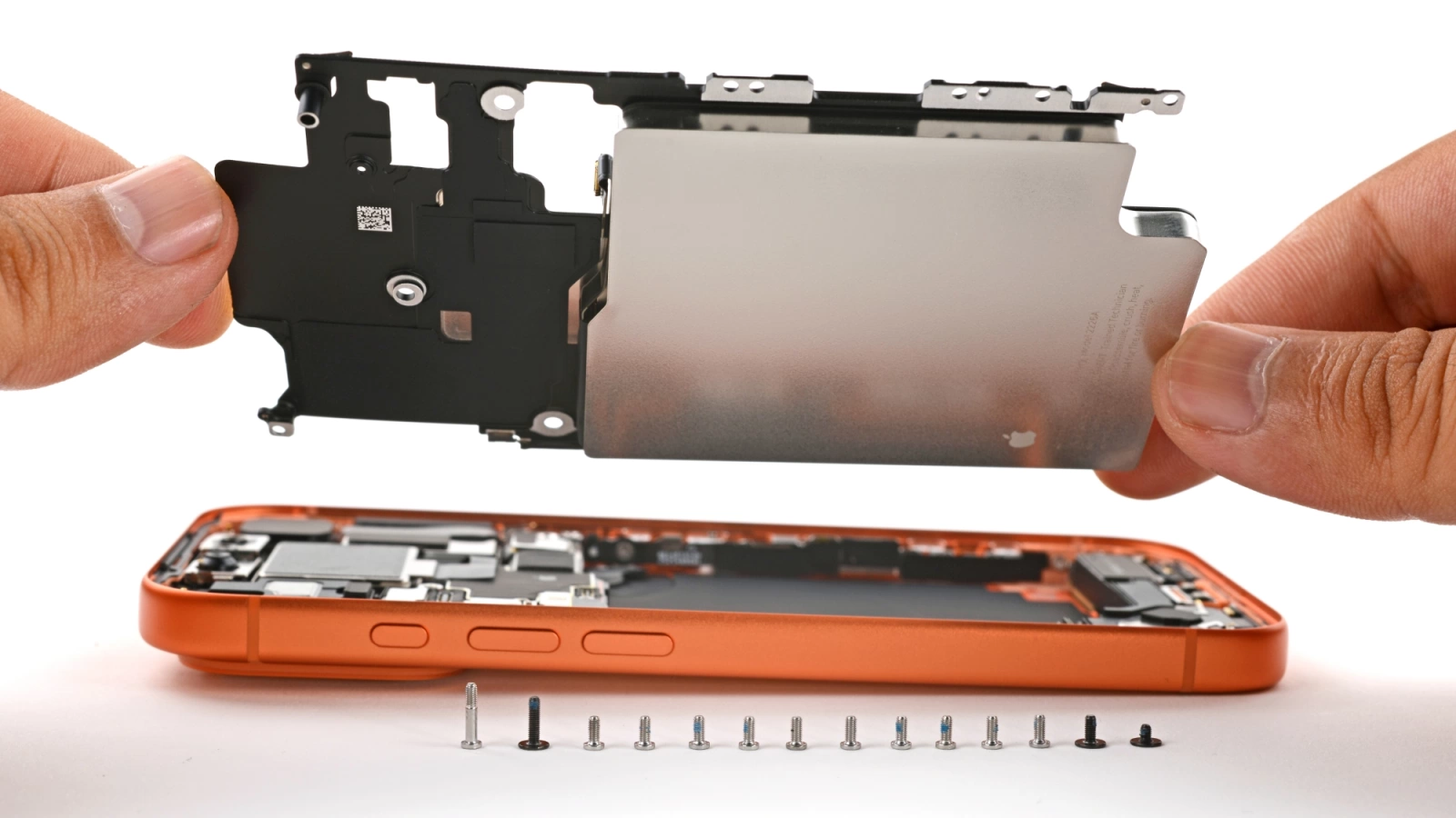 Reparația lui iPhone 17 Pro vine cu noi provocări, dar nu este totul atât de rău; Iată scorul iFixit