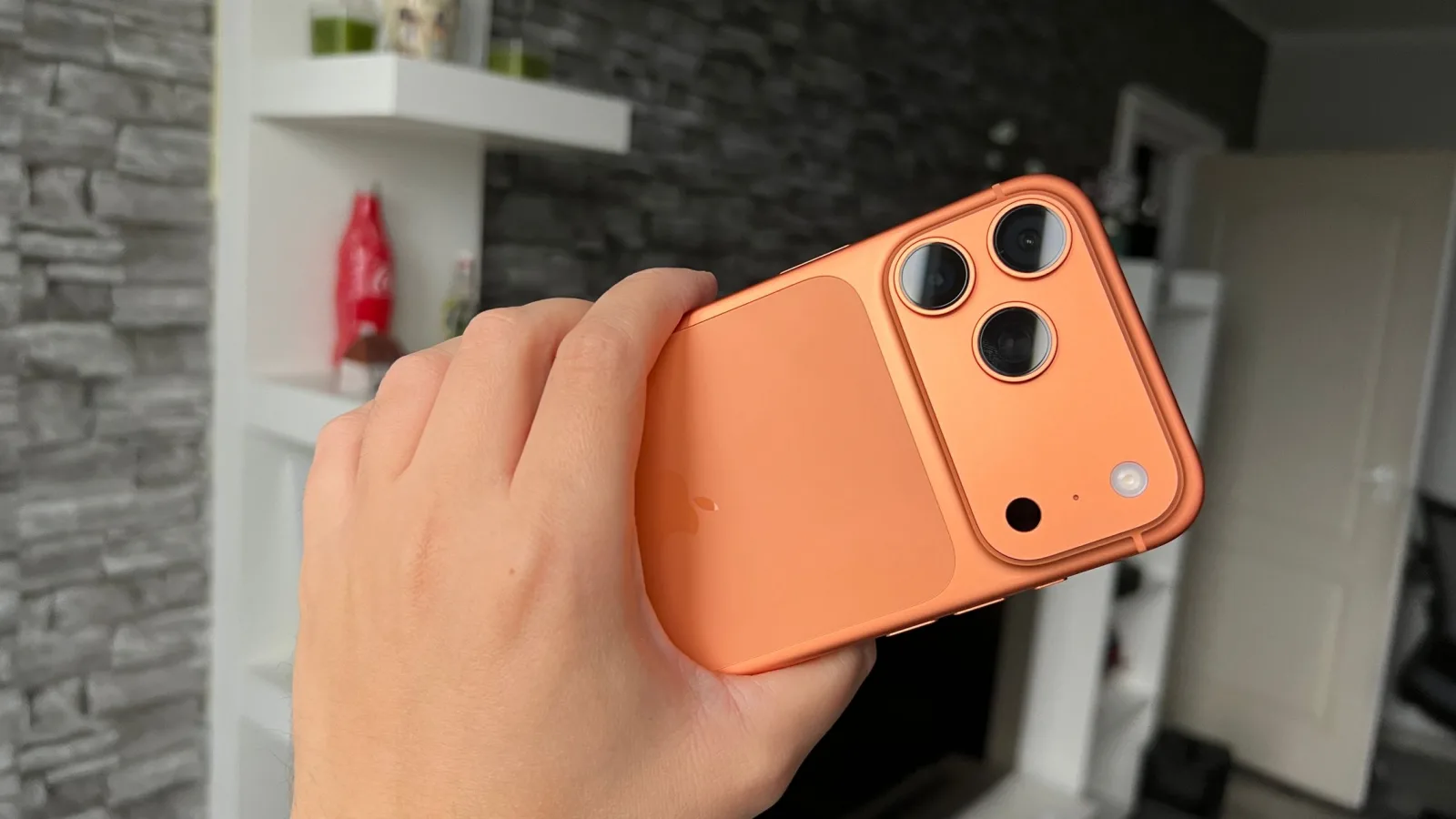 iPhone 17 Pro Max a ajuns la Mobilissimo! Primele impresii despre telefonul portocaliu înainte de review + accesorii