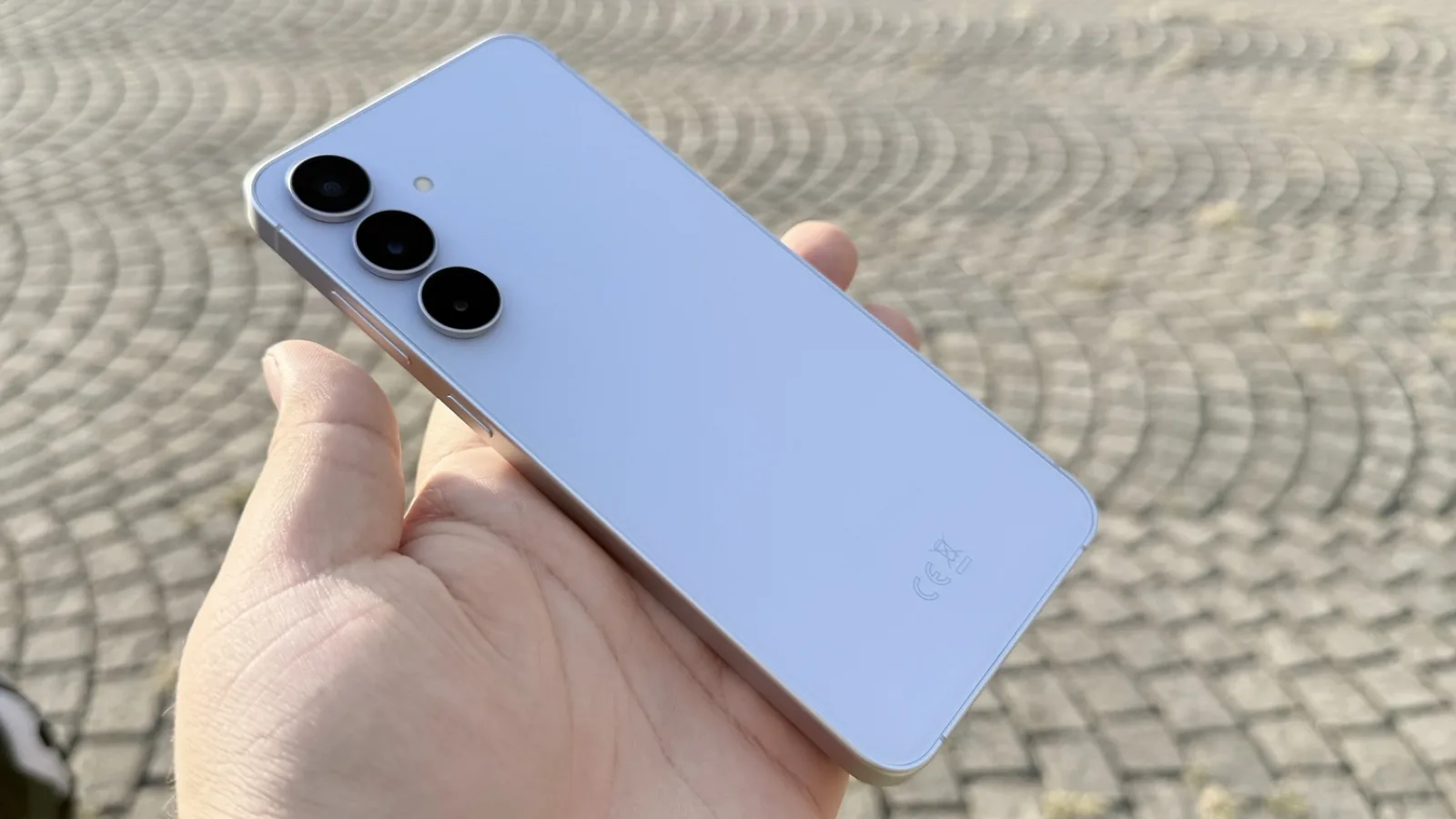 Samsung Galaxy S25 FE: Upgrade incremental în ceea ce privește hardware-ul, cu încărcare la 45W și o cameră selfie de generație nouă
