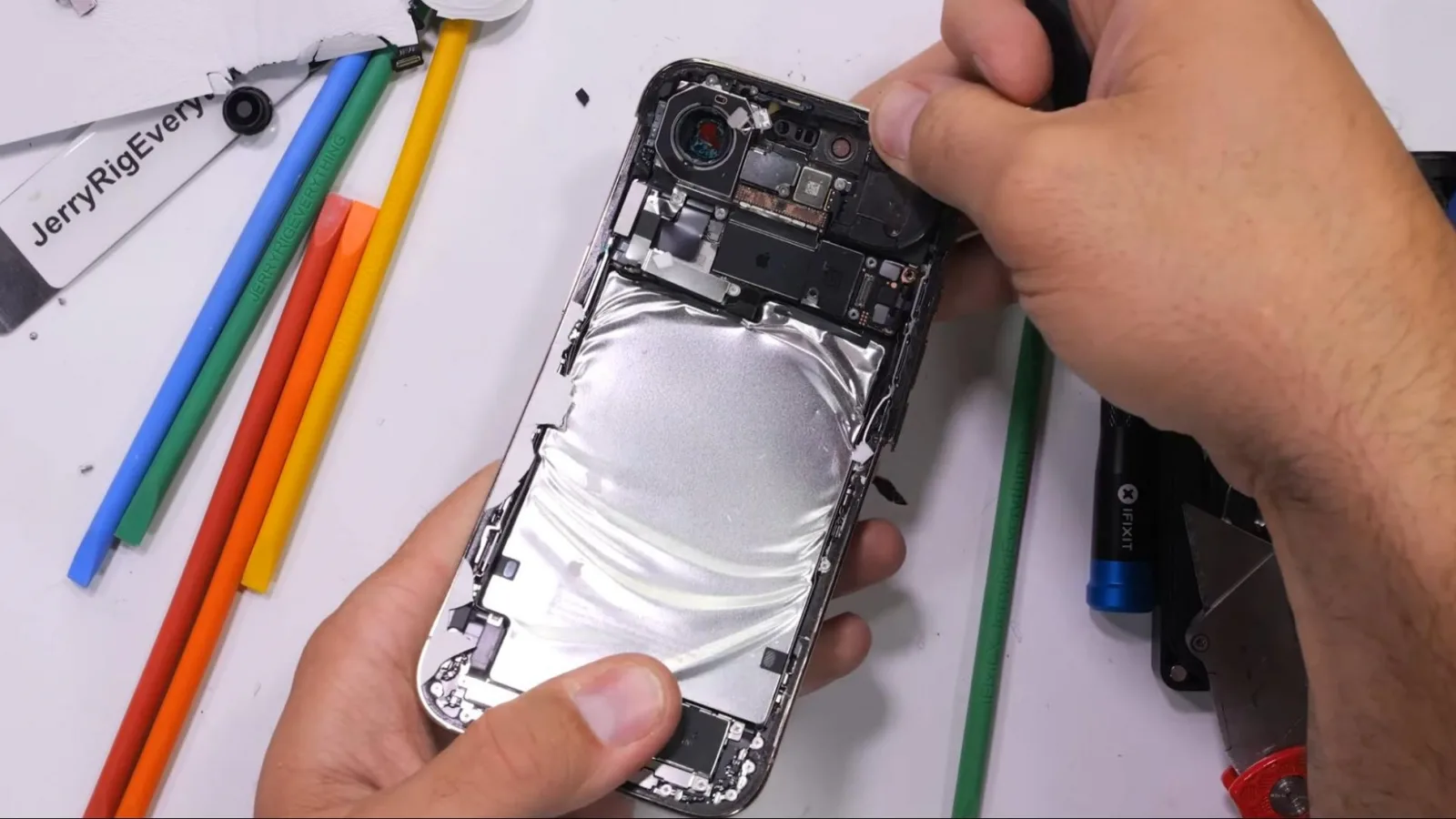 Cineva a desfăcut iPhone Air în cele mai mici piese, pentru a îi vedea designul complicat