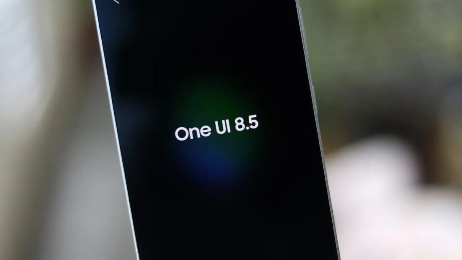 Notificările devin mai „deștepte” în One UI 8.5; Samsung testează rezumate generate de AI