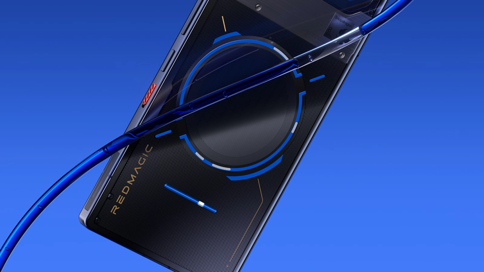 Găselniţa zilei: inel de răcire cu lichid transparent pe spatele telefonului de gaming RedMagic 11 Pro