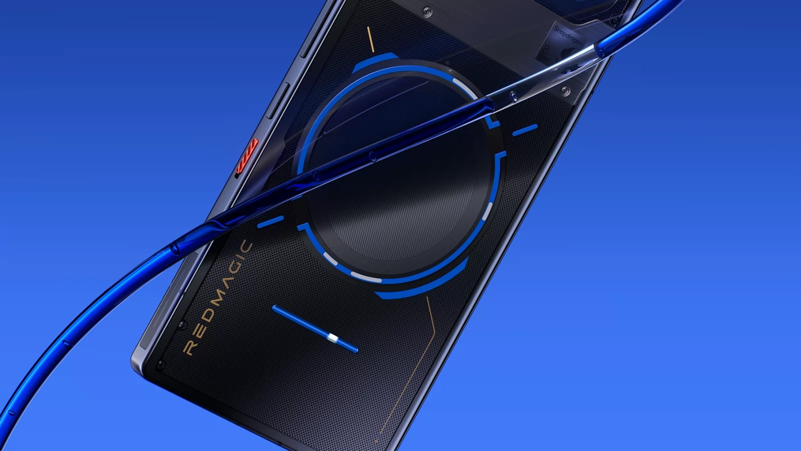 Găselniţa zilei: inel de răcire cu lichid transparent pe spatele telefonului de gaming RedMagic 11 Pro