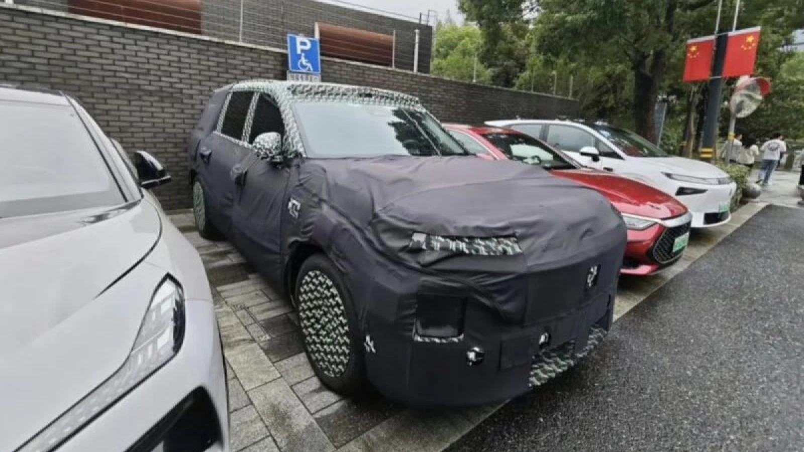 Prototipul Xiaomi YU9 apare în fotografii reale, având design-ul camuflat; SUV ce primește variante EV și EREV 
