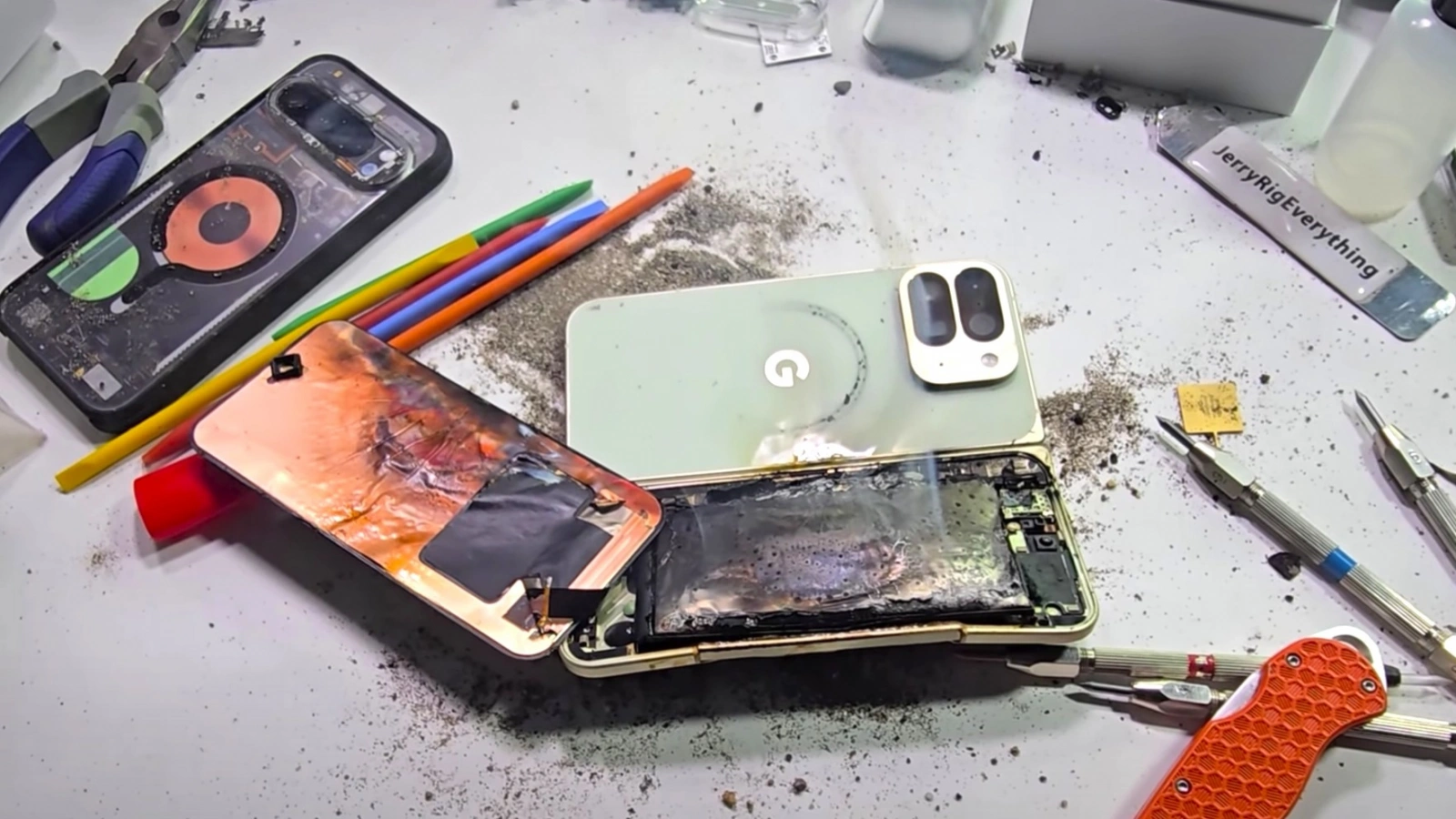 Pixel 10 Pro Fold ia foc în timpul testului de durabilitate realizat de JerryRigEverything (Video)
