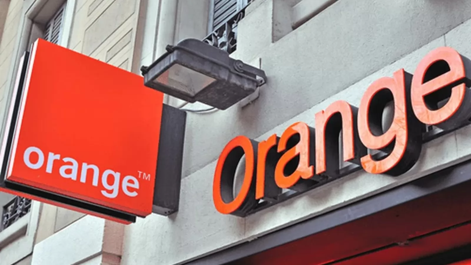 Orange taxează reîncărcarea prin aplicație; O cartelă de 5 euro ajunge să coste aproape 7.5 euro