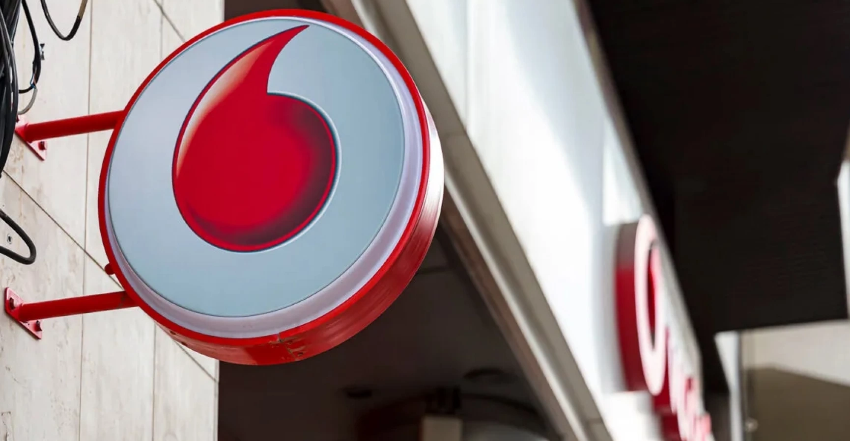 Vodafone atrage și clienții Business prin oferte la portare! Nelimitat și iPhone 16 Plus la abonament Evolve 4