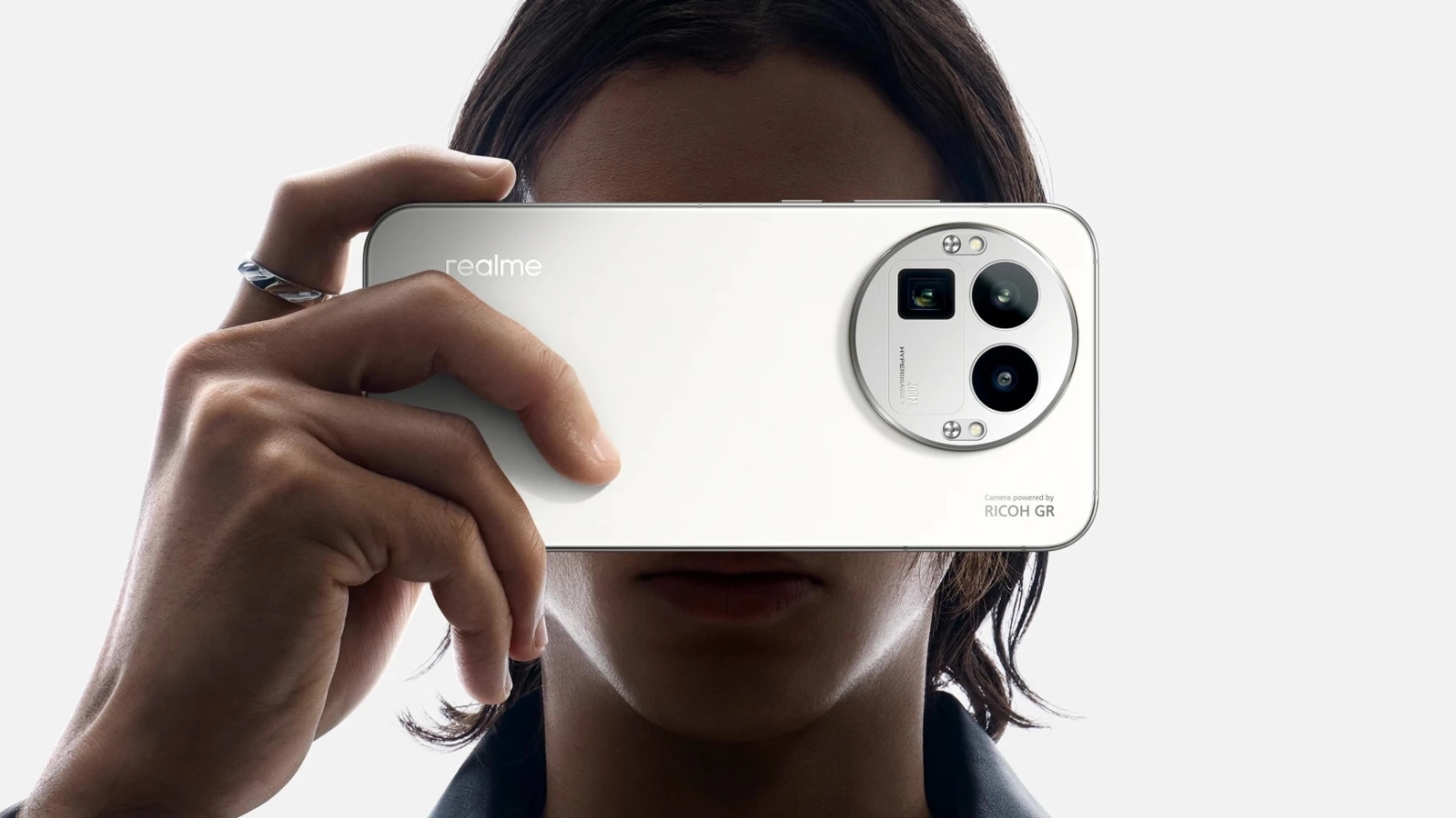 Smartphone-ul care își schimbă look-ul este aici! realme GT8 Pro vine cu accesorii modulare pentru camera foto Ricoh, procesor Snapdragon 8 Elite Gen5