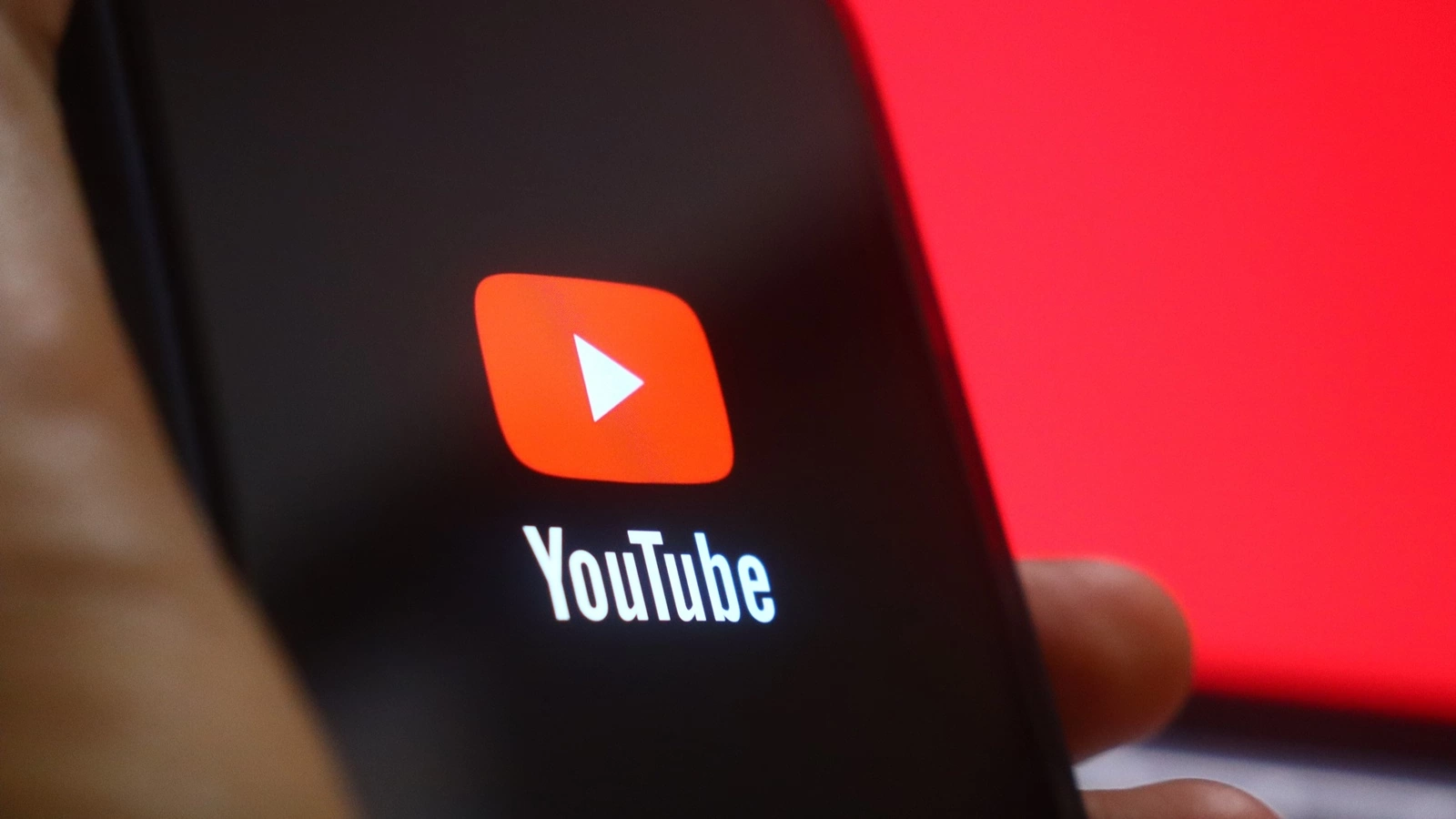 Gata cu doomscrolling-ul! YouTube adaugă limită de timp pentru Shorts