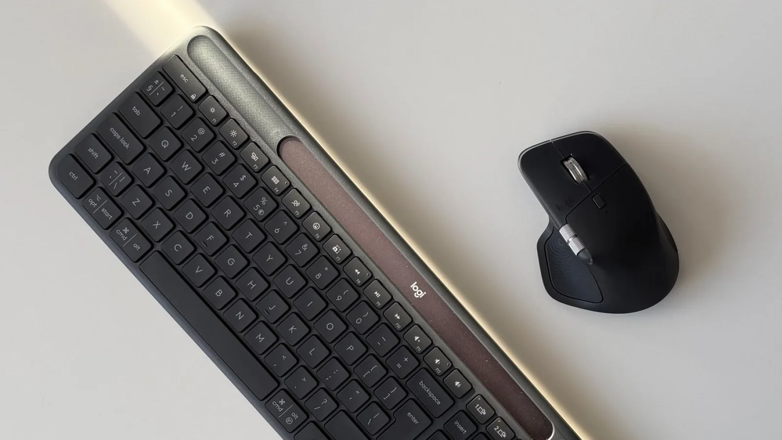 Logitech Signature Slim Solar+ K980 Review: Tastatura ce se hrănește cu lumina soarelui sau a.. becului, fără porturi și fără cabluri de încărcare