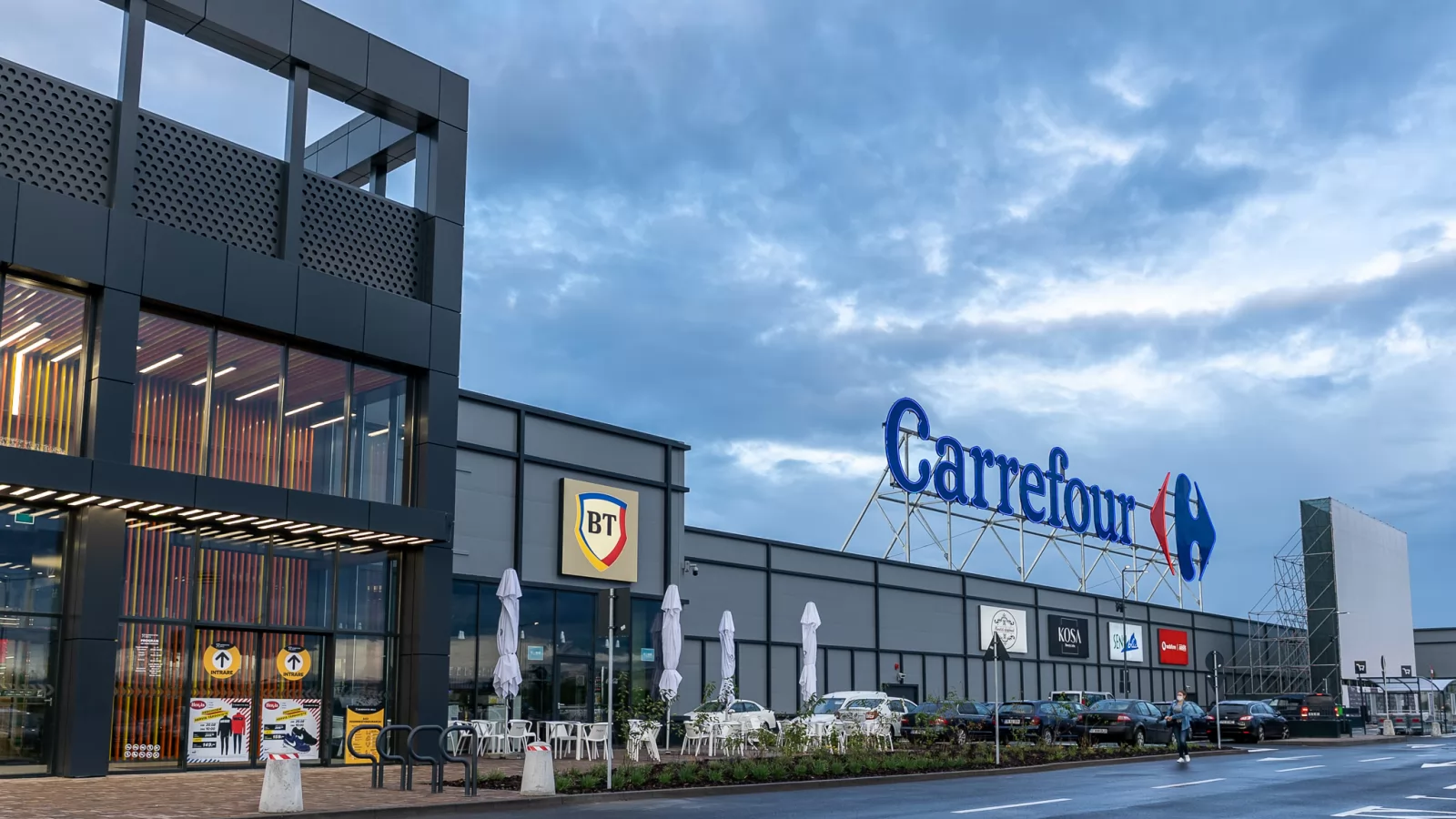 [UPDATE: Avem poziția oficială Carrefour] Carrefour pleacă din România; Cine i-ar putea prelua magazinele?