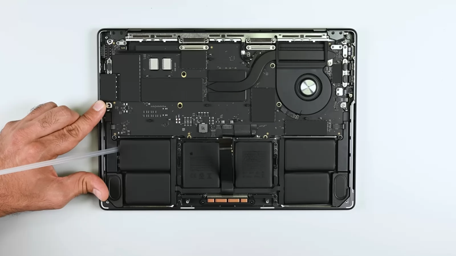 Teardown iFixit pentru MacBook Pro M5; Noul model obține un scor modest de reparabilitate (Video)