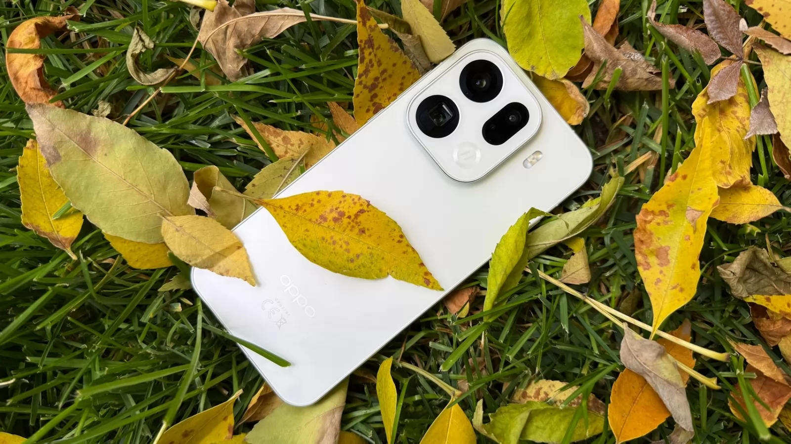 OPPO Find X9 Pro: Design elegant și sofisticat, cu forme geometrice și muchii plate aflate în armonie