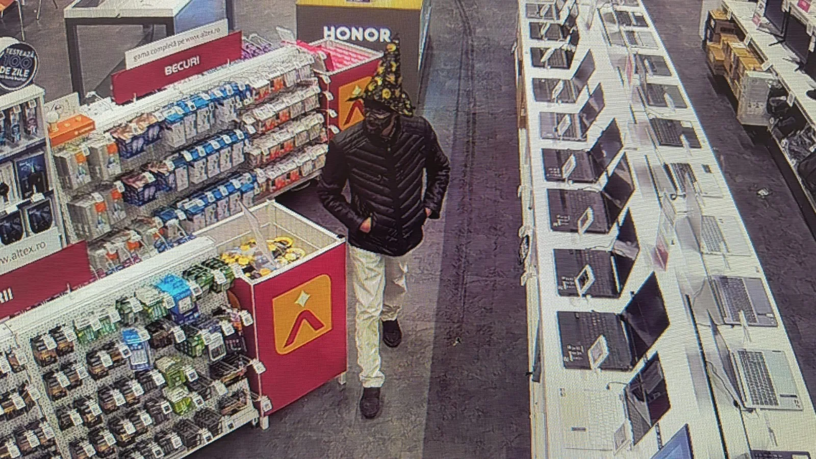 Un laptop de 12.000 lei furat de un „vrăjitor” din Altex Lugoj; A tăiat cablul, a mimat că e beat și a plecat cu laptopul (video)