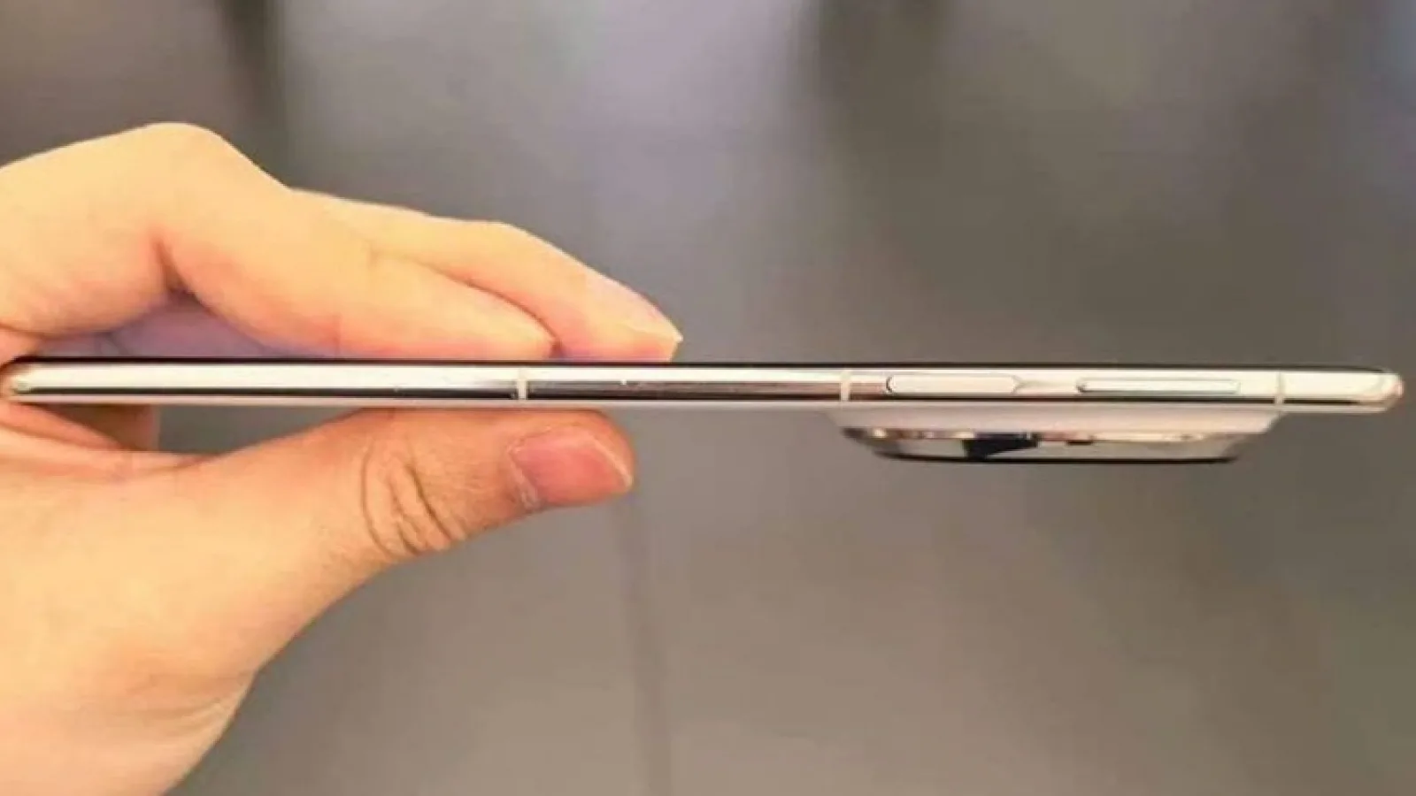Huawei Mate 70 Air apare în fotografii reale; Are ecran de  6.9 inch și doar 6 mm în talie