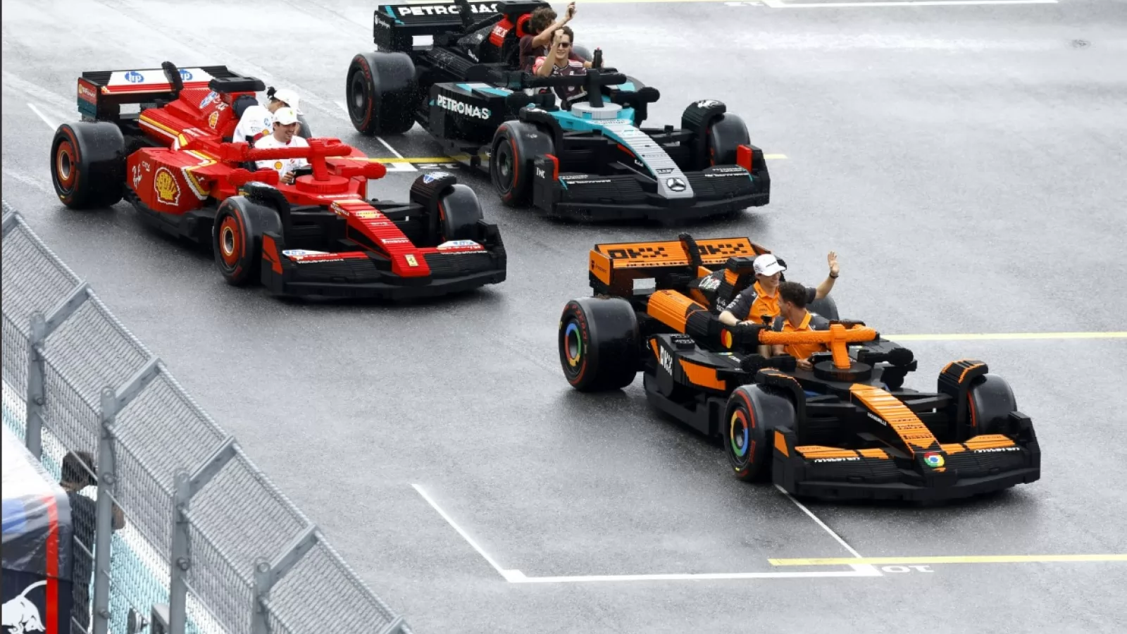 Ferrari-ul făcut din LEGO a ajuns la Bucureşti; Unde vezi monopostul de Formula 1, de 1.5 tone?