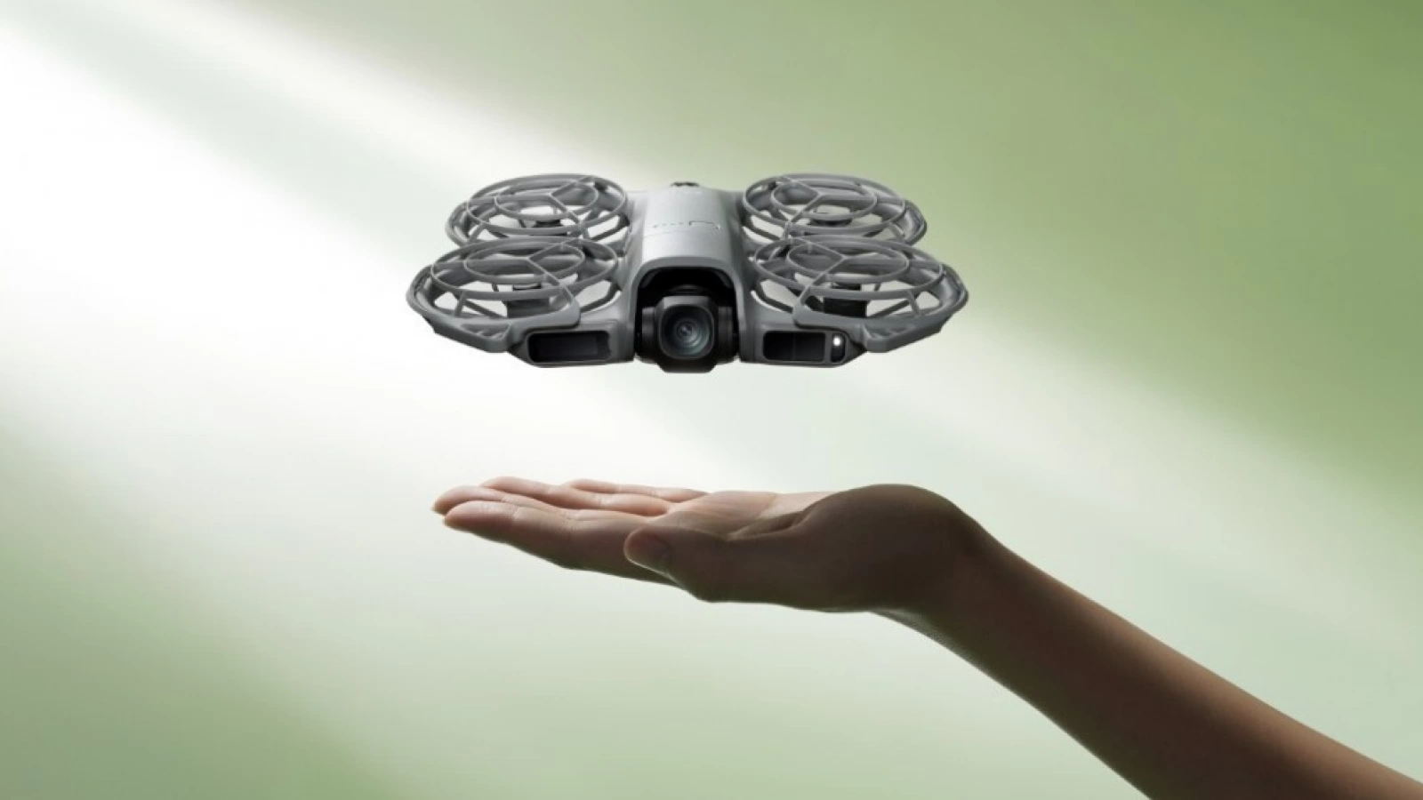 DJI Neo 2 aduce filmări 4K la 100 fps și control prin gesturi; La doar 151 de grame, e cea mai ușoară dronă lansată de către companie