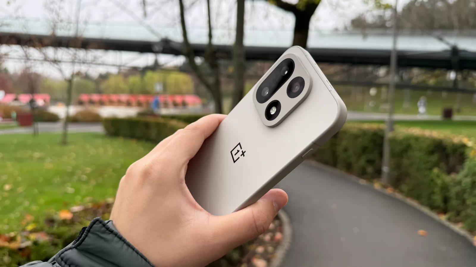 OnePlus 15: Hardware cu cel mai cel Snapdragon al momentului, trece de pragul de 7000 mAh pentru baterie